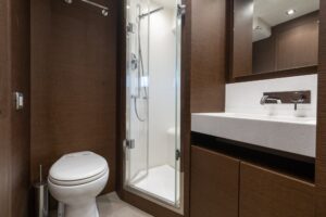 75' Prestige 2015 Bathroom 2