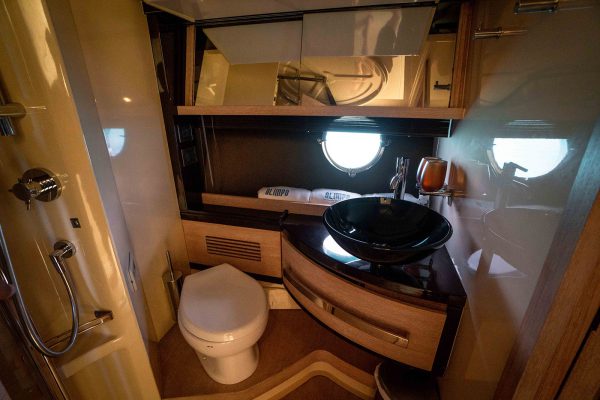 64' Azimut Flybridge Bathroom 2