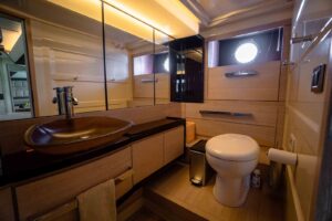 64' Azimut Flybridge Bathroom 2